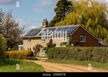 Woodbridge, Suffolk, UK maggio 01 2021: Una casa di campagna che ha avuto pannelli solari installati sul tetto per produrre energia rinnovabile verde pulita Foto Stock