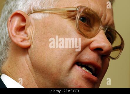 Alan Pickering, partner di Watson Wyatt, autore di 'UN modo più semplice per migliorare le pensioni', in una conferenza stampa.11 luglio 2002 foto Andy Paradise Foto Stock