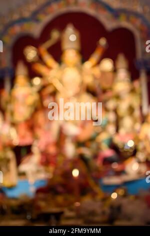 La luce astratta del bokeh e la vista offuscata del idolo della Dea Durga decorato al pandal di puja a Kolkata. Foto Stock