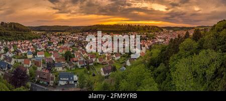 Germania, Esslingen am Neckar skyline della città medievale illuminata di notte, vista aerea sopra i tetti e le case dopo il tramonto Foto Stock