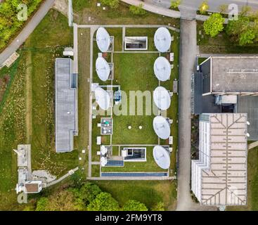 Vista dall'alto dal drone dell'antenna parabolica satellitare, della comunicazione satellitare e dell'antenna parabolica della città diurna Plains - antenna towera per telecomunicazioni Foto Stock