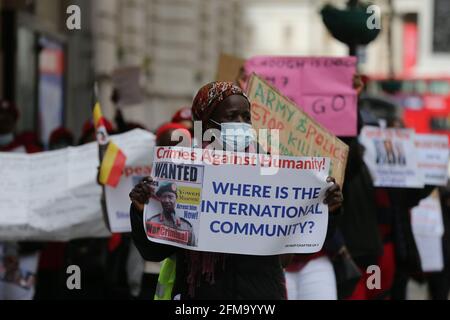 Londra, Inghilterra, Regno Unito. 7 maggio 2021. I membri della diaspora ugandese hanno organizzato una manifestazione nel centro di Londra, invitando il governo britannico a tagliare i soldi degli aiuti e i legami commerciali con l'Uganda. Credit: Tayfun Salci/ZUMA Wire/Alamy Live News Foto Stock