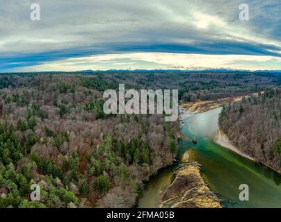 Vista aerea della foresta con il fiume Isar si piega attraverso un la foresta d'autunno e le montagne alp sullo sfondo Foto Stock