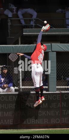 Minneapolis, Stati Uniti. 10 marzo 2021. Il Texas Rangers' Jonah Heim ha colpito una corsa a casa appena fuori dalla portata del centro di Minnesota Twins Fielder Byron Buxton nell'ottavo inning giovedì 6 maggio 2021 al Target Field di Minneapolis, Minnesota. (Foto di Brian Peterson/Minneapolis Star Tribune/TNS/Sipa USA) Credit: Sipa USA/Alamy Live News Foto Stock