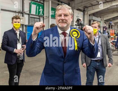 Edimburgo, Regno Unito. 07 maggio 2021 nella foto: Angus Robertson è dichiarato vincitore della circoscrizione centrale di Edimburgo. Il conteggio per l'elezione del Parlamento scozzese 2021 Regione Lothian ha avuto luogo al Royal Highland Centre a Edimburgo. Credit: Notizie dal vivo su Rich Dyson/Alamy Foto Stock