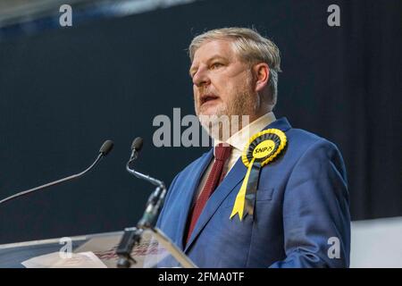 Edimburgo, Regno Unito. 07 maggio 2021 nella foto: Angus Robertson è dichiarato vincitore della circoscrizione centrale di Edimburgo. Il conteggio per l'elezione del Parlamento scozzese 2021 Regione Lothian ha avuto luogo al Royal Highland Centre a Edimburgo. Credit: Notizie dal vivo su Rich Dyson/Alamy Foto Stock