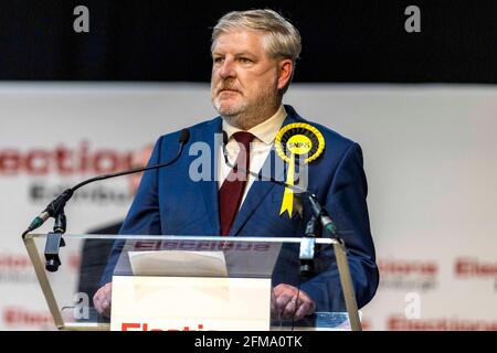 Edimburgo, Regno Unito. 07 maggio 2021 nella foto: Angus Robertson è dichiarato vincitore della circoscrizione centrale di Edimburgo. Il conteggio per l'elezione del Parlamento scozzese 2021 Regione Lothian ha avuto luogo al Royal Highland Centre a Edimburgo. Credit: Notizie dal vivo su Rich Dyson/Alamy Foto Stock