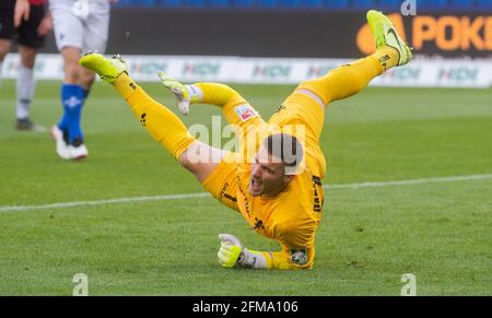 Hannover, Germania. 07 maggio 2021. Calcio: 2. Bundesliga, Matchday 32 Hannover 96 - SV Darmstadt 98 all'HDI Arena. Marcel Schuhen, portiere di Darmstadt, concede l'obiettivo di renderlo 1:0 per Hannover. Credit: Julian Stratenschulte/dpa - NOTA IMPORTANTE: In conformità con le norme del DFL Deutsche Fußball Liga e/o del DFB Deutscher Fußball-Bund, è vietato utilizzare o utilizzare fotografie scattate nello stadio e/o della partita sotto forma di sequenze fotografiche e/o serie fotografiche di tipo video./dpa/Alamy Live News Foto Stock