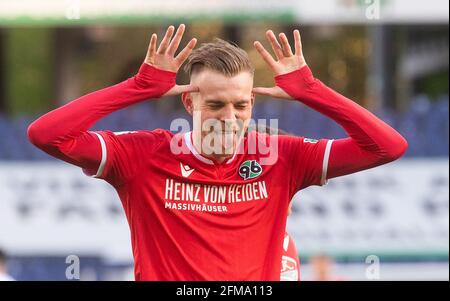 Hannover, Germania. 07 maggio 2021. Calcio: 2° Bundesliga, giorno 32 Hannover 96 - SV Darmstadt 98 all'HDI Arena. Marvin Ducksch di Hannover celebra il suo obiettivo di renderlo 1:0. Credit: Julian Stratenschulte/dpa - NOTA IMPORTANTE: In conformità con le norme del DFL Deutsche Fußball Liga e/o del DFB Deutscher Fußball-Bund, è vietato utilizzare o utilizzare fotografie scattate nello stadio e/o della partita sotto forma di sequenze fotografiche e/o serie fotografiche di tipo video./dpa/Alamy Live News Foto Stock