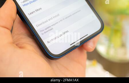 Kharkov, Ucraina - 27 aprile 2021: Menu e schermo delle impostazioni di aggiornamento di Apple iPhone, primo piano, aggiornamento automatico del telefono cellulare Foto Stock