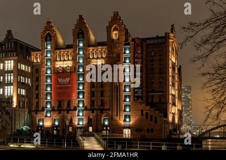 Amburgo, vista notturna del museo marittimo illuminato a Speicherstadt Foto Stock