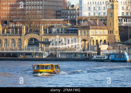 Amburgo, lancio sull'Elba di fronte alle fasi di atterraggio Foto Stock