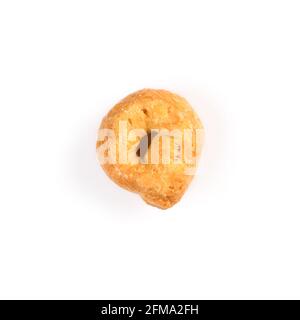 Tarallini, tradizionale spuntino in corsivo da pasta di grano. Un primo piano isolato su sfondo bianco. Foto Stock