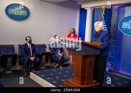Il Segretario del Tesoro degli Stati Uniti Janet Yellen parla ai giornalisti della Casa Bianca a Washington, DC venerdì 7 maggio 2021. Il Segretario del Tesoro Janet Yelleni ha parlato del rapporto di aprile Jobs pubblicato oggi. Credit: Tasos Katopodis/Pool via CNP /MediaPunch Foto Stock