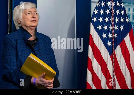 Il Segretario del Tesoro degli Stati Uniti Janet Yellen ascolta il Segretario della stampa Jen Psaki parlare con i giornalisti alla Casa Bianca a Washington, DC venerdì 7 maggio 2021. Il segretario alla stampa Jen Psaki ha parlato del rapporto sui lavori di aprile pubblicato oggi e il segretario del Tesoro Janet Yellen si è Unito oggi al briefing quotidiano. Credit: Tasos Katopodis/Pool via CNP /MediaPunch Foto Stock