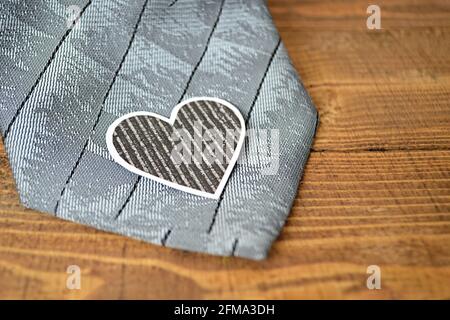 Tessera Padri Day con cravatta su sfondo di legno Foto Stock