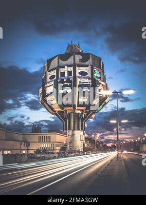 Traffico stradale con sentieri di luce sul rinnovato Bierpinsel al tramonto a Berlino. Foto Stock