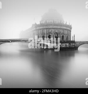 Esposizione lunga in bianco e nero del Museo Bode sull'Isola dei Musei sulla Sprea a Berlino. Foto Stock