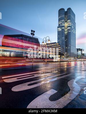 Traffico serale di fronte all'Upper West sulla Breitscheidplatz illuminata a Berlino. Foto Stock