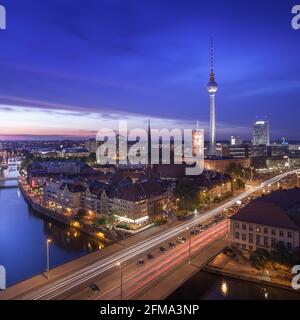 Tracce di luce dal traffico notturno di Berlino, di fronte alla torre della televisione e Alexanderplatz. Foto Stock