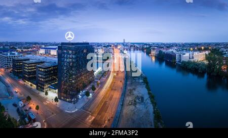 Vista della Berlino illuminata e dello Sprea al tramonto. Foto Stock