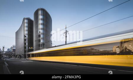 Tram mobile presso l'edificio degli uffici di Friedrichstrasse a Berlino. Foto Stock
