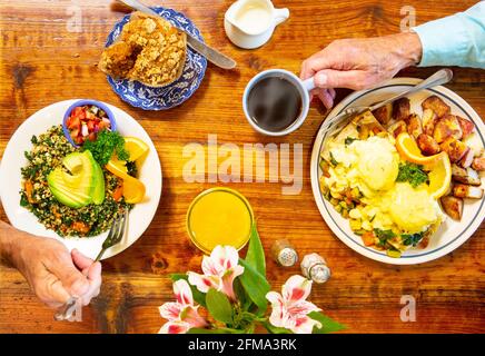 Le uova vegetariane Benedict e una scramble vegana sono goduti da due liberi Foto Stock