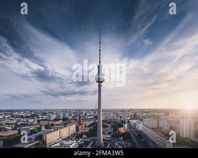 Tramonto su Berlino dietro la torre della televisione di Berlino in Alexanderplatz. Foto Stock