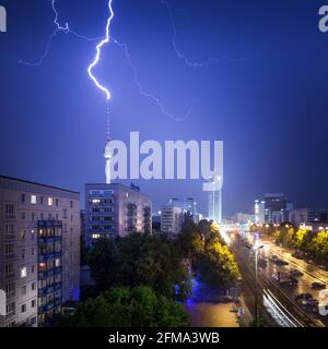 Tempesta su Berlino. Fulmini notturni nella torre della televisione di Berlino. Foto Stock