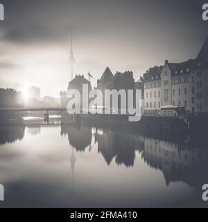 Riflessione della torre della televisione di Berlino e del Museo Bode sull'Isola dei Musei sulla Sprea all'alba. Foto Stock