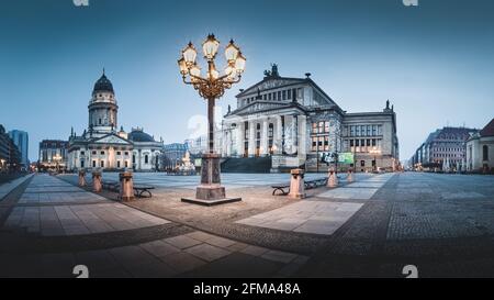 Illuminato Berlino Gendarmenmarkt al crepuscolo. Foto Stock