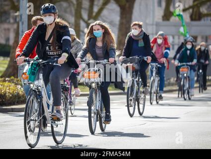 Essen, Nord Reno-Westfalia, Germania - venerdì per il futuro, gli attivisti del clima dimostrano in tempi della corona pandemia corona-conforme con maschera e distanza sotto il motto NoMoreEmptyPrmises sotto forma di una bicicletta demo. Foto Stock