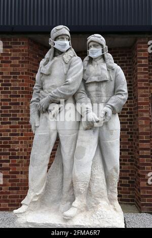 John Alcock e la statua di Arthur Brown (precedentemente a Heathrow), Brooklands Museum, Weybridge, Surrey, Inghilterra, Gran Bretagna, Regno Unito, Europa Foto Stock