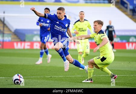 Timothy Castagne di Leicester City (a sinistra) e Matt Ritchie di Newcastle United combattono per la palla durante la partita della Premier League al King Power Stadium di Leicester. Data immagine: Venerdì 7 maggio 2021. Foto Stock