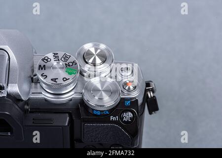 Gothenburg, Svezia - giugno 2019: Controlli della telecamera digitale mirrorless Olympus OM-D e-M10 III. Foto Stock