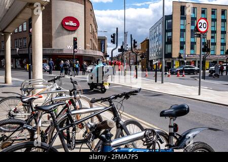 Kingston upon Thames London UK, maggio 07 2021, biciclette parcheggiate nel Fornt di un negozio di sconti High Street Wilko Foto Stock