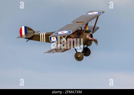 1918 Sopwith Camel si esibisce al Season Premiere Drive-in Airshow di Shuttleworth, Old Warden, domenica 2 maggio 2021 Foto Stock