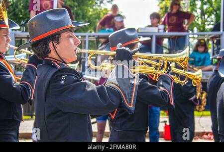 2019 08 31 Tahlequah USA membri della fascia della High School in cappelli cowboy e le uniformi nere e i guanti giocano le trombe davanti Recensire lo stand in Cherokee N. Foto Stock