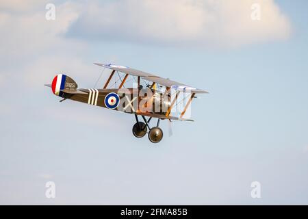 1918 Sopwith Camel si esibisce al Season Premiere Drive-in Airshow di Shuttleworth, Old Warden, domenica 2 maggio 2021 Foto Stock