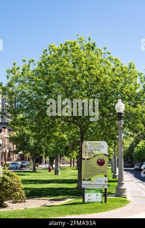 Phoenix, AZ - Mar 20, 2021:Firma per Portland Parkway Park, lo spazio verde che include alberi, erba e panchine situato sulla Portland Parkway tra 3r Foto Stock