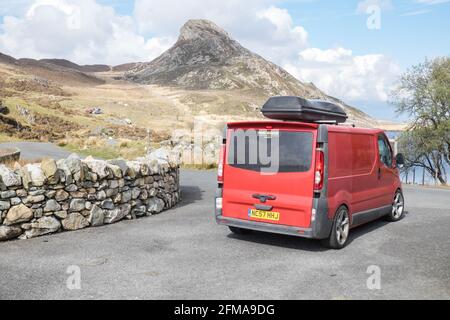 Cregennan Lake,Cregennan Lakes,at,base,near,Cadair Idris,Cader Idris,mountain.picturesque,remote,Mid,West,Wales,rurale,paesaggistico,rurale,location,la principale 'pointy' collina che si vede accanto al lago è chiamato 'Pared y Cefn Hir' ed è raggiungibile a piedi. E' ripida come sembra, ma una volta che siete in cima potete seguire il percorso ondulato su tutte le creste, con vedute di Barmouth e giù sui laghi. Si scende e si segue il sentiero alla base della collina, o si può camminare tra i laghi oltre la casa barca. Foto Stock