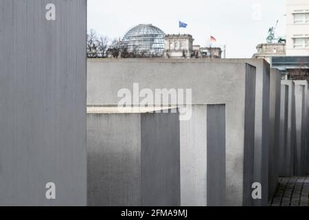 Berlino, Mitte, Memoriale degli ebrei assassinati d'Europa, sullo sfondo il Reichstag e la porta di Brandeburgo Foto Stock