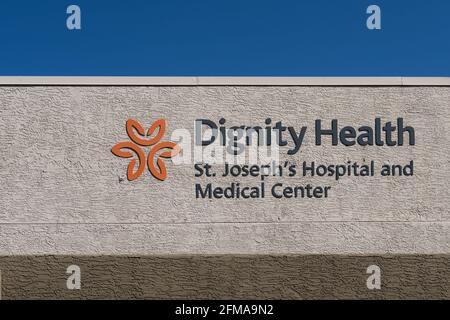 Phoenix, AZ - 22 marzo 2021: Firma con il logo della Salute della dignità sul St. Joseph's Hospital and Medical Center Foto Stock