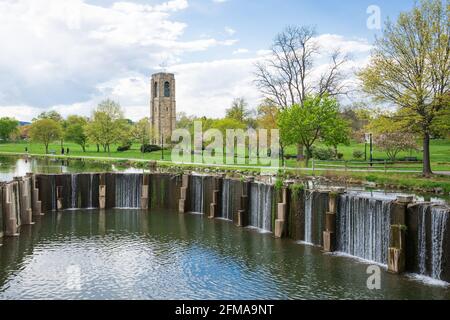 Baker Park nel centro di Frederick, Maryland, con la Joseph D. Baker Tower e Carillon e la caratteristica acquatica di Carroll Creek in primavera Foto Stock