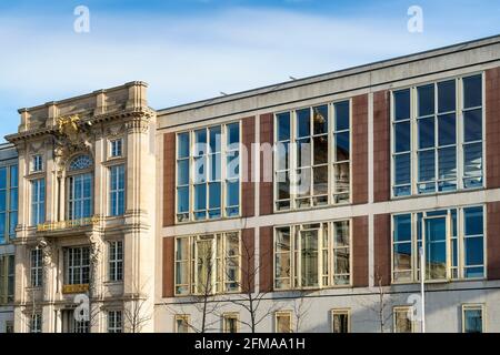 Berlino, Mitte, Schloßplatz e l'ex edificio del Consiglio di Stato della RDT, che rispecchia il Palazzo della città di Berlino Foto Stock