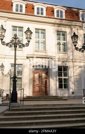 Berlino, Mitte, Unter den Linden, Palais Populaire, Prinzessinnenpalais, facciata alla luce della sera Foto Stock