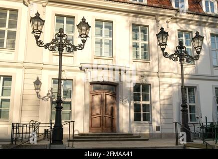 Berlino, Mitte, Unter den Linden, Palais Populaire, Prinzessinnenpalais, facciata alla luce della sera Foto Stock