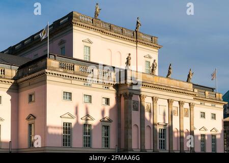Berlino, Mitte, Bebelplatz, Unter den Linden state Opera, facciata ovest alla luce della sera Foto Stock