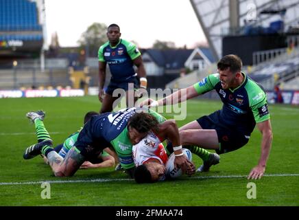 La Regan Grace di St Helens (al centro) evade l'azione di Chris McQueen di Huddersfield Giants per segnare il suo primo tentativo di gioco durante la partita finale del quartiere della Betfred Challenge Cup presso lo Emerald Headingley Stadium di Leeds. Data immagine: Venerdì 7 maggio 2021. Foto Stock