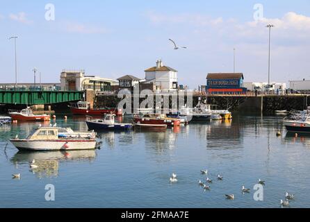 Porto di Folkestone al sole di primavera, a Kent, Regno Unito Foto Stock